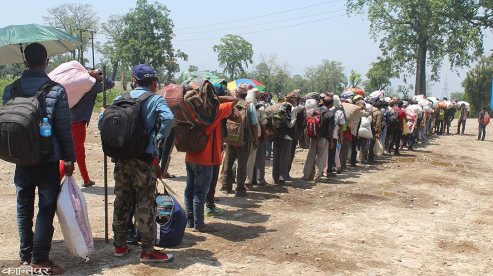 गड्डाचौकीबाट सोमबार फर्किएका नेपालीहरु । तस्बिरहरु : भवानी भट्ट