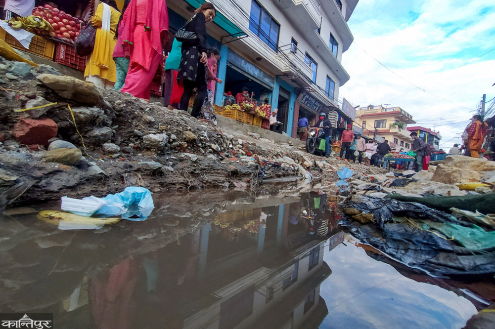 कपन मिलनचोकमा खुल्लै रहेको ढल ।