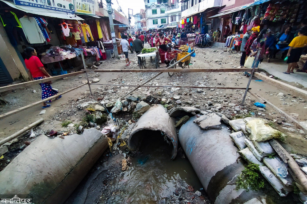 कपन मिलनचोकमा खुल्लै रहेको ढल।