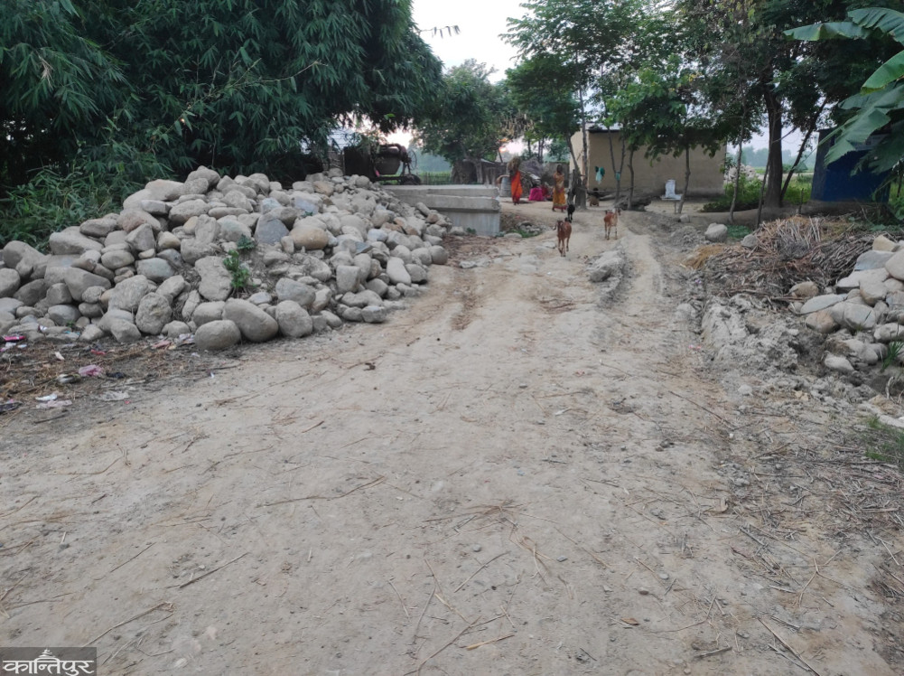 Bara's Arnwa-Narhi Chowk road has been deadlocked for two years