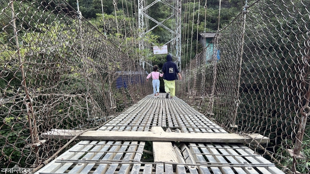 Dangerous movement on dilapidated suspension bridge