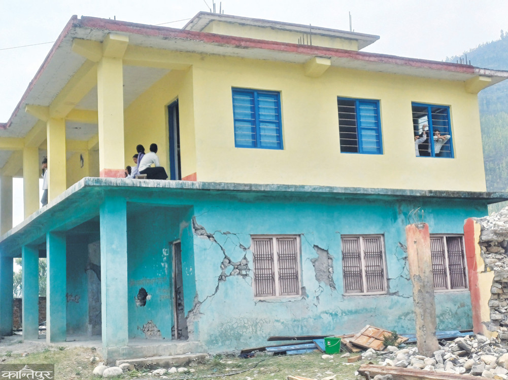 The students returned to the room that was shaken by the earthquake