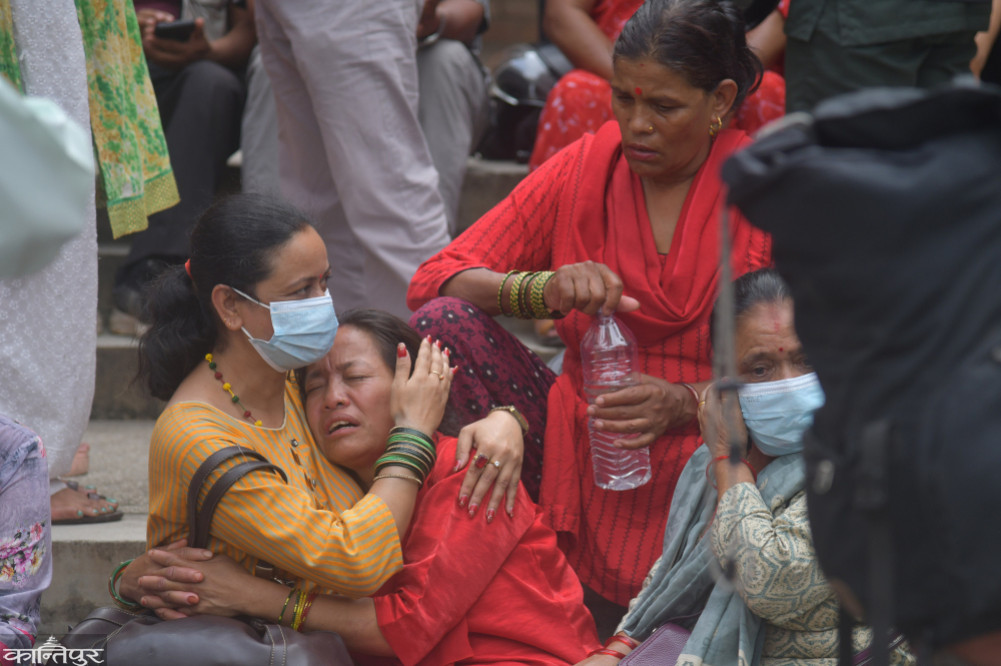 Shipwreck: Grieving relatives in hospital complex