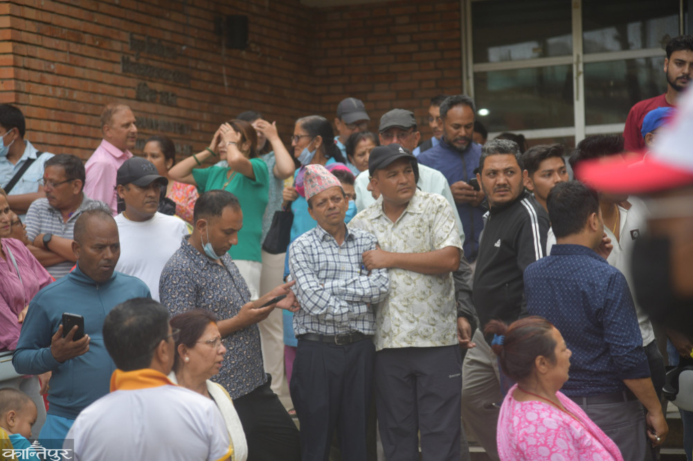 Shipwreck: Grieving relatives in hospital complex