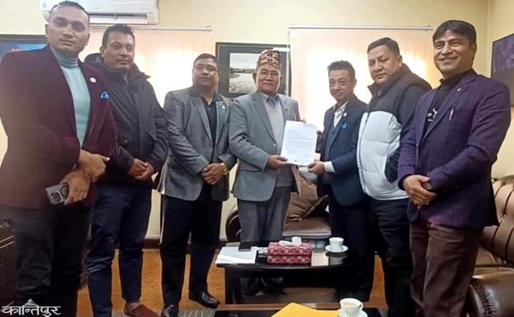 Businessmen protest against parking ban on commercial routes