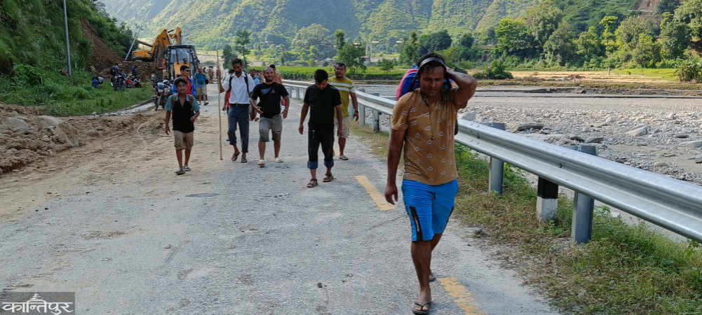 After not being rescued, the driver left the car and walked home