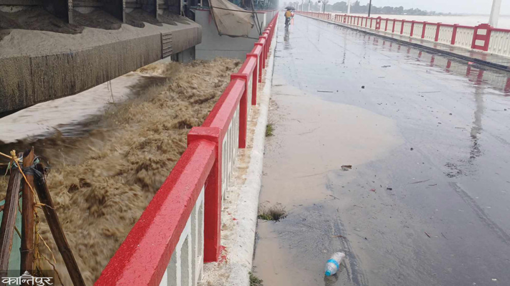 The flood started flowing over the bridge of Kosi barrage