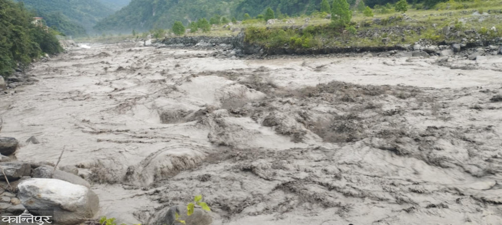 Tame Flood: Water with stones and mud in Dudhkoshi, surface stable