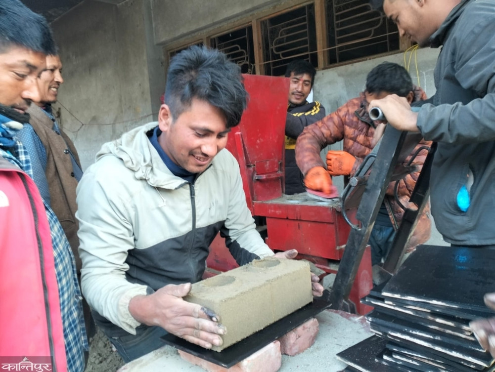 Citizens from youth to senior citizens are involved in the reconstruction after the flood