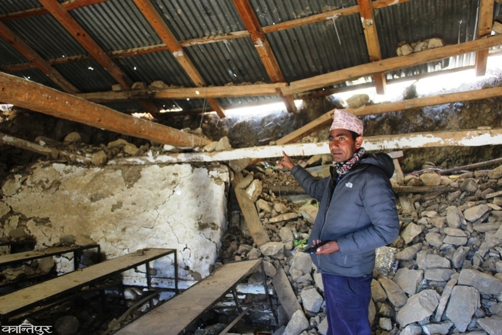 As the buildings destroyed by the earthquake are not rebuilt, the students are struggling in the winter, studying in the square