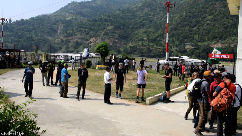 1200 tourists waiting for the weather to open