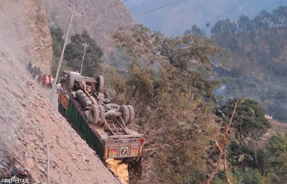 Crash in Jalebagar on Jai Prithvi highway, passenger's life in danger