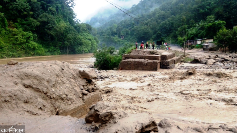 Floods and landslides: Nine road sections across the country are blocked, 159 are in one-way operation