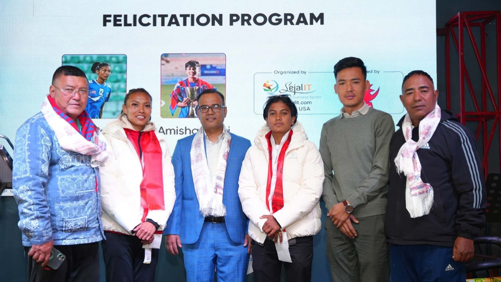 Footballers Amisha and Geeta honored