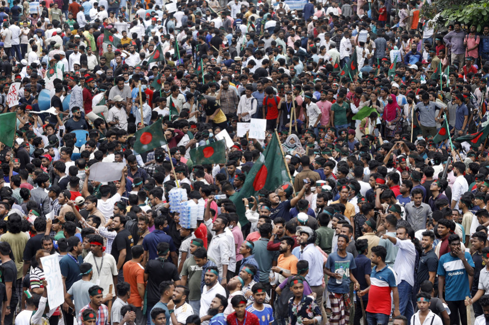 Demonstrators gather at the residence of the Bangladeshi Prime Minister