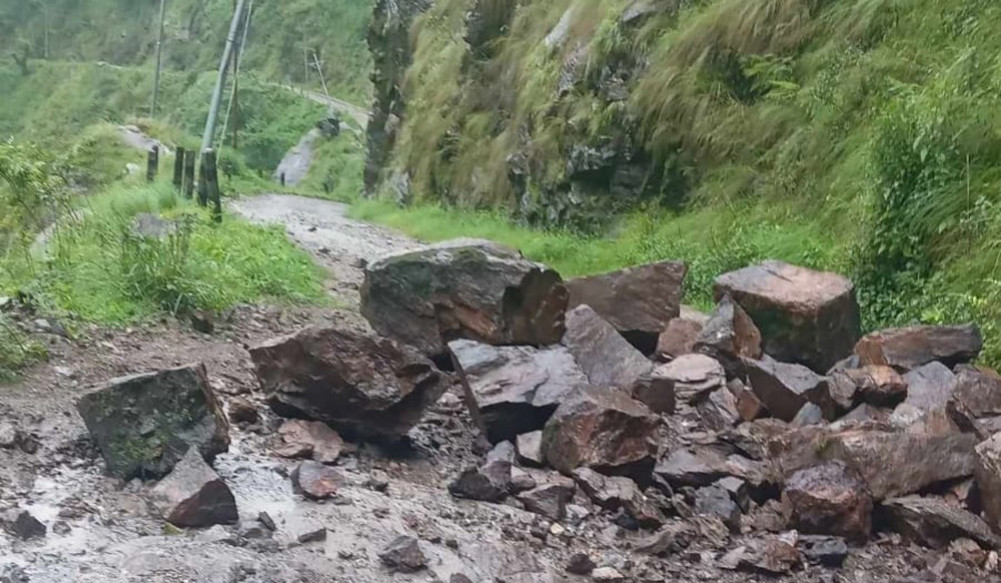 Bensisahar-Chame road blocked due to landslide near Jagat