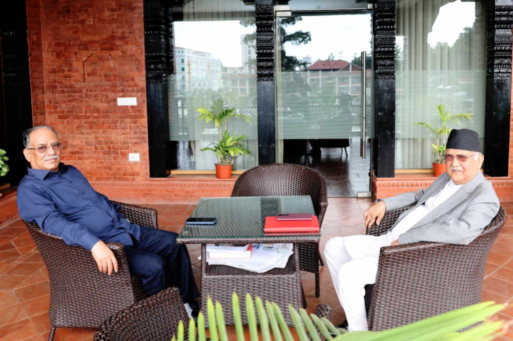UML President Oli, who agreed to form the government with the Congress at midnight, met Prime Minister Dahal in Baluwatar