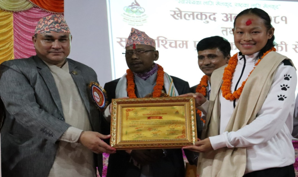 Erica honored with 2 lakhs in Dhangadhi