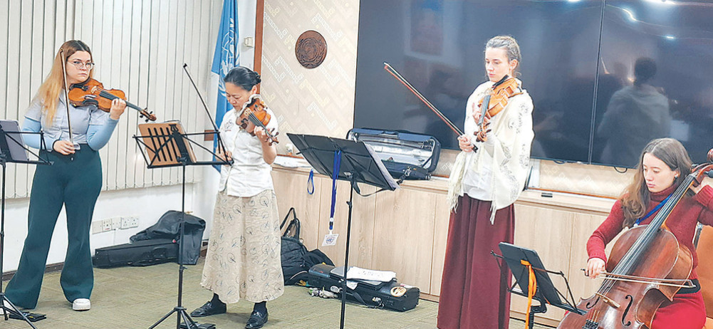 The peace envoy of the United Nations played music for the victims of the conflict