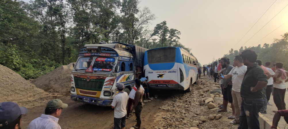Mahendra highway blocked due to broken truck