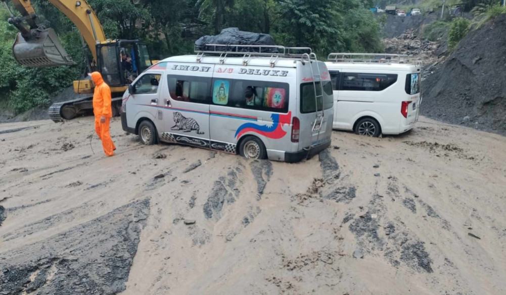 BP highway one-way at Roshi in Kavre due to rains