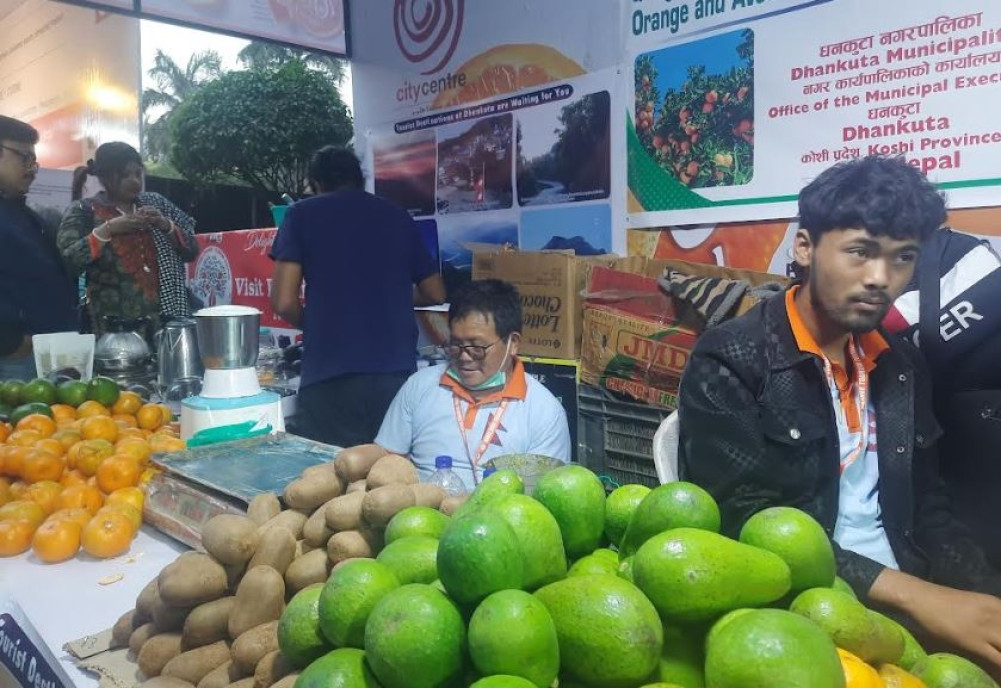 A crowd of Nepalese orange tasters at Kolkata Festival