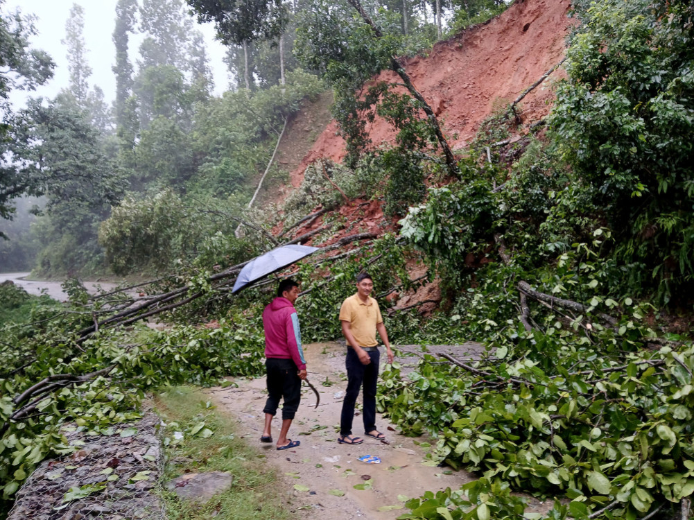 Landslides at two places on Dhadingbesi-Malekhu road, traffic stopped