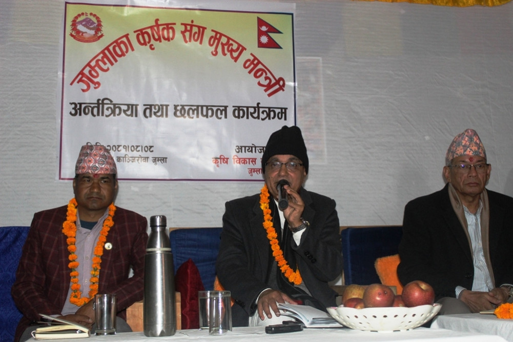 Chief Minister with farmers: Jumli farmers asked for apple market