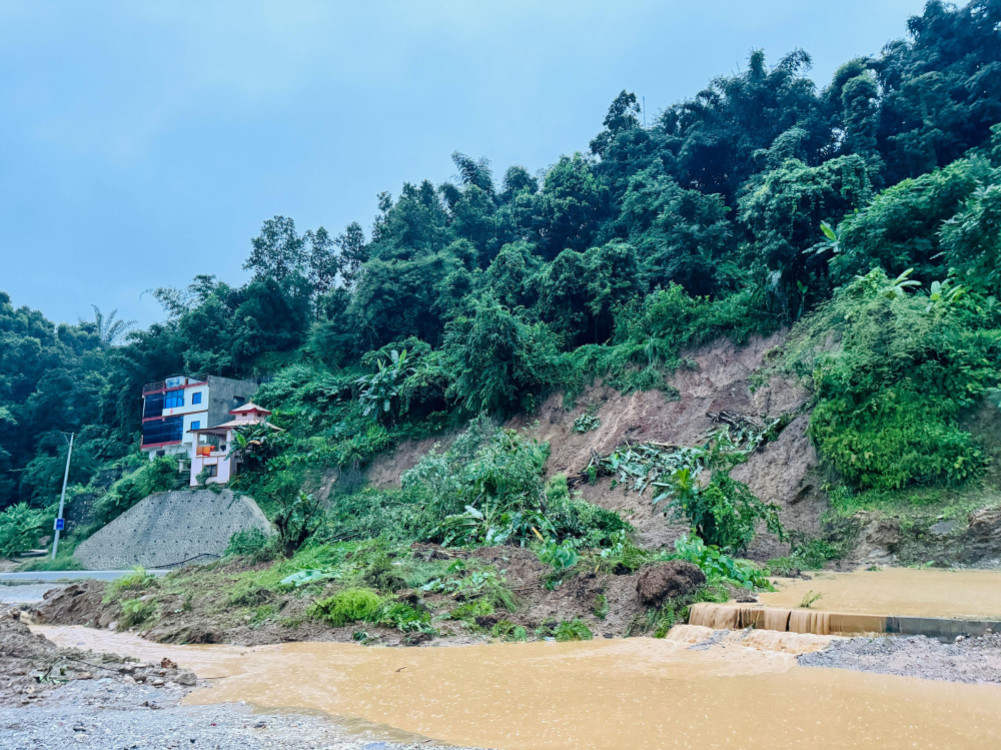 Road blocked in various places of Tanahun due to landslides