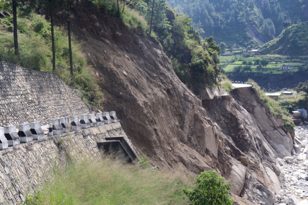 Five sections of various highways are completely blocked, eight road sections are one-way traffic