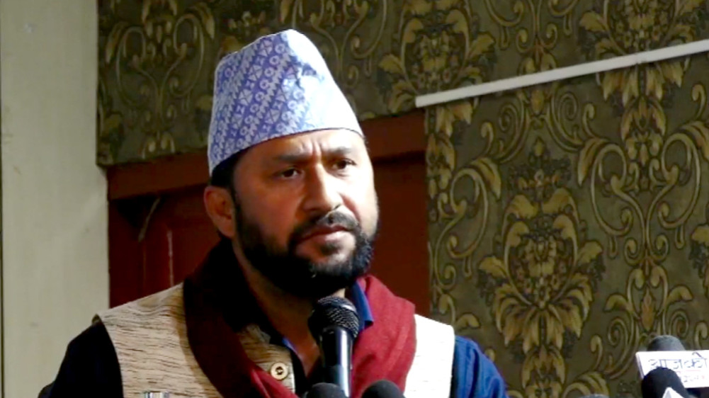 When the police arrived at the house to arrest him, Lamichhane said - I am arresting him