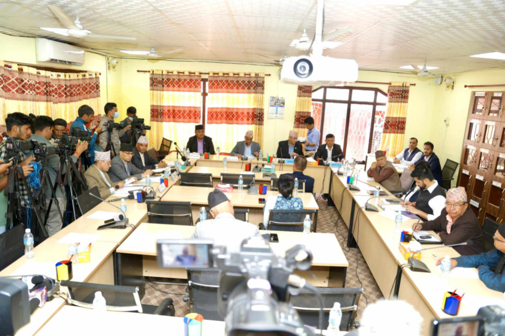 The direction of the State Administration Committee to give immediate attention to road repairs