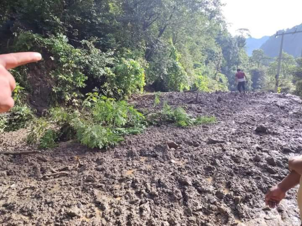Landslide blocks Singti-Lamabagar road