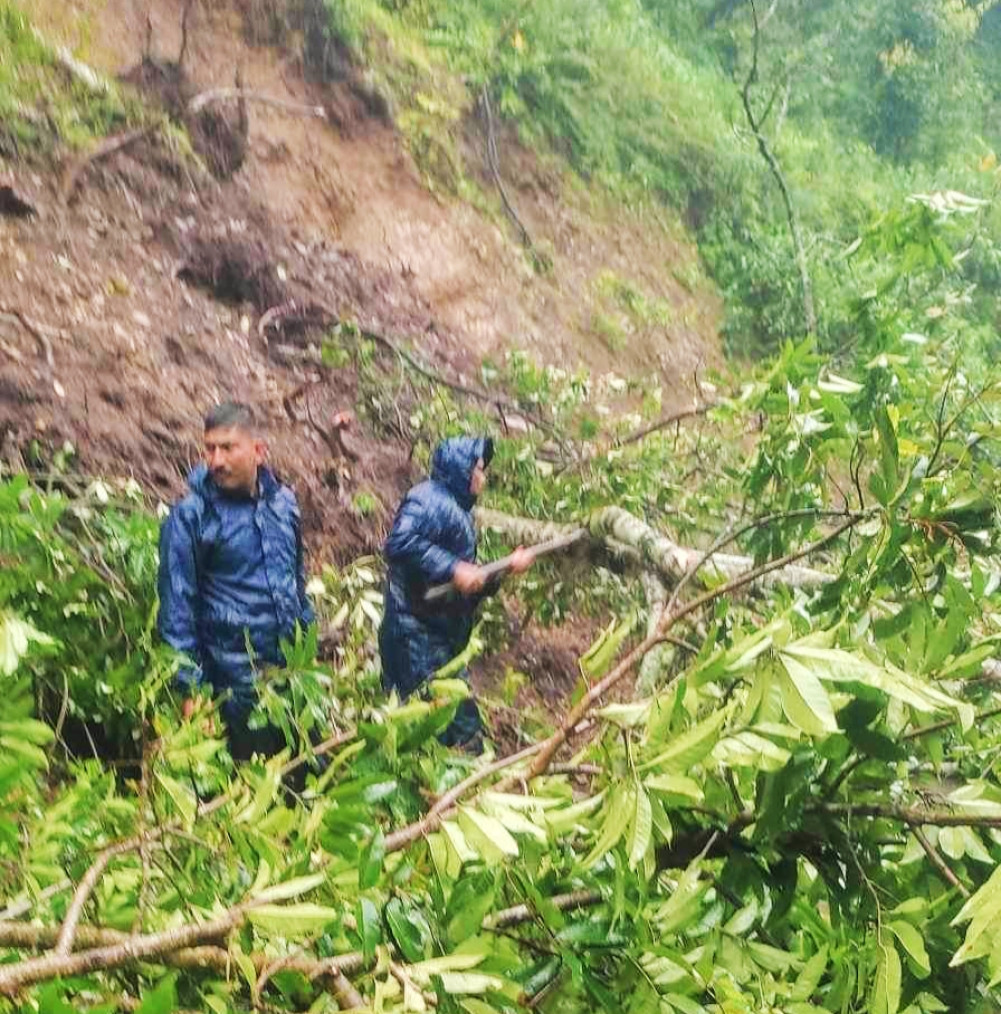 Sandhikhark-Gorusinge road blocked by landslide