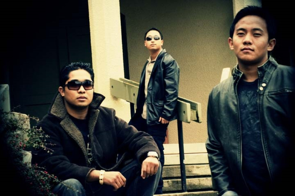 AI generated music video for the song 'Thakisken' by 'The Vibes Band'