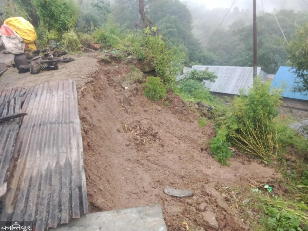 4 families who were at risk of landslides in Melung were moved to a safe place