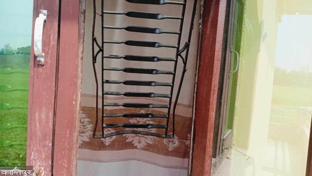 Three houses were burgled in one night in Suddhodhan and Siari, millions in cash and jewelery were stolen