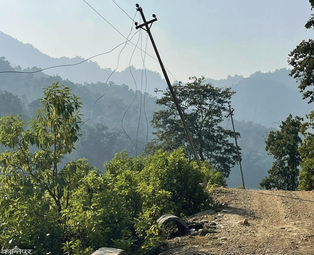 The buried poles have started to collapse, leaving the dreams of Kaprechaur residents to light their own lights unfulfilled.