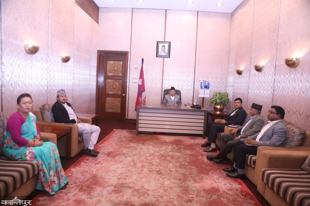 Speaker in discussion with leaders of 5 major parties