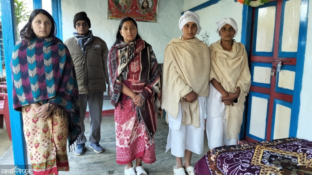 Four daughters doing their mother's bidding
