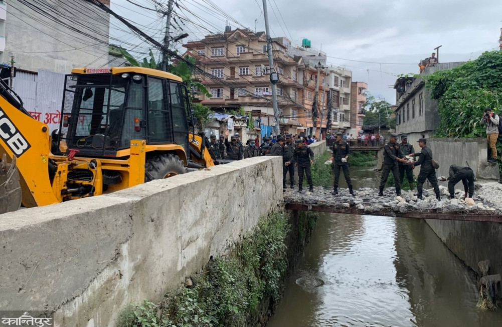 Dozers of the metropolis on the illegal structures built on the river in the Kalimati-Balkhu area