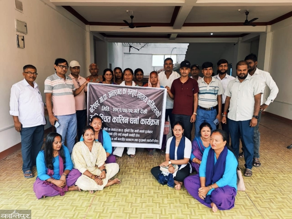 The employees of Bateshwar sat on dharna demanding action against the perpetrators