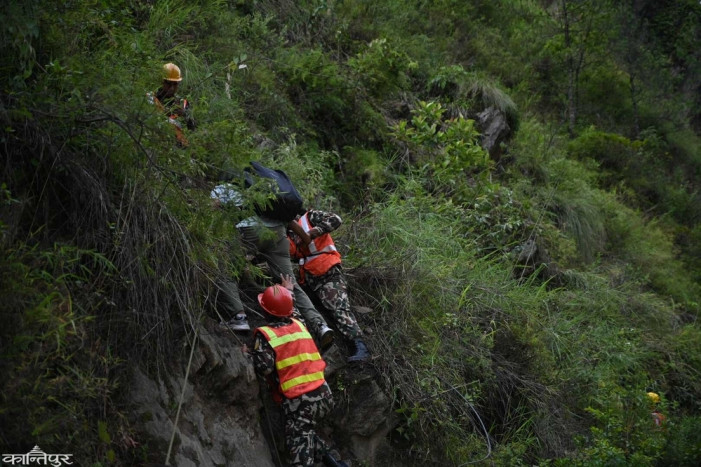 Risky travel to Lingling Bhir after the road was washed away