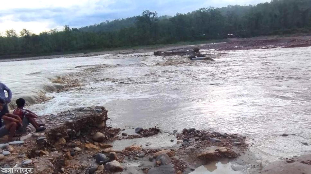 Diversion of Vinayi river was washed away, alternative road was also blocked
