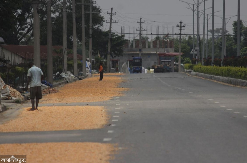 Thresher on the road, Biskun on the road