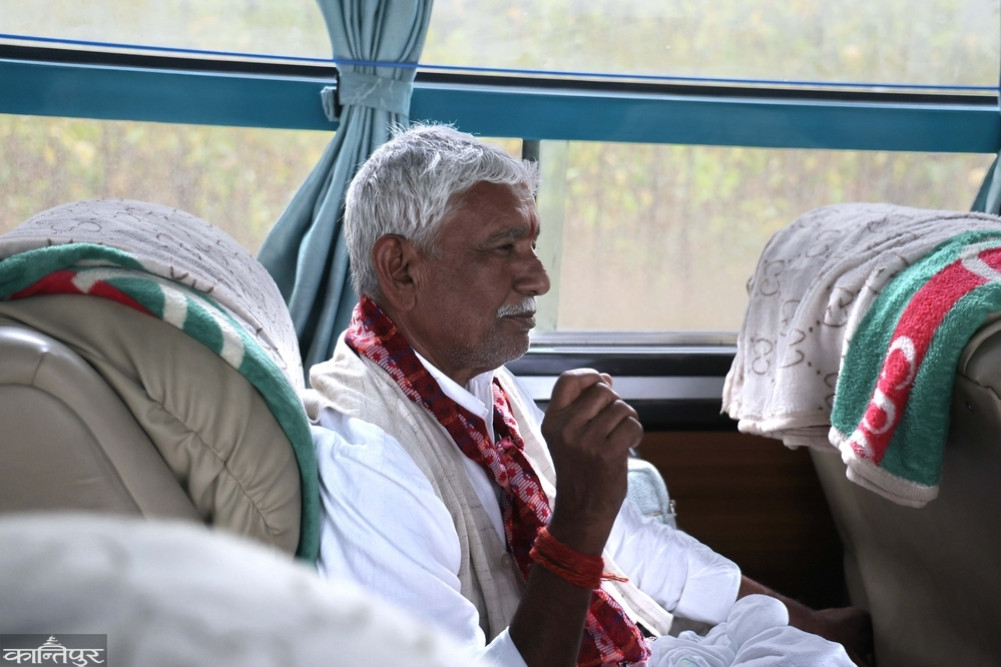 A forest tour by a 71-year-old minister on a bus tour
