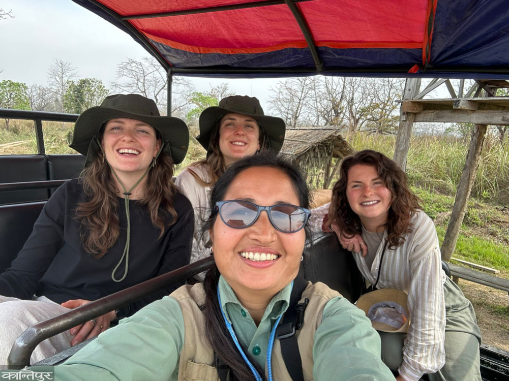 Jungle Safari Lady Guide
