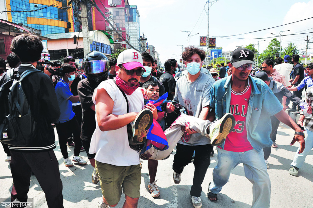 Even after the curfew order was issued, firing was going on in the streets of Baneshwar.