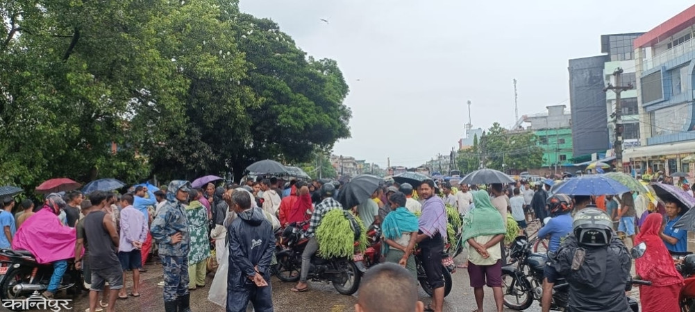 The traders didn't buy vegetables, the farmers blocked the highway in protest