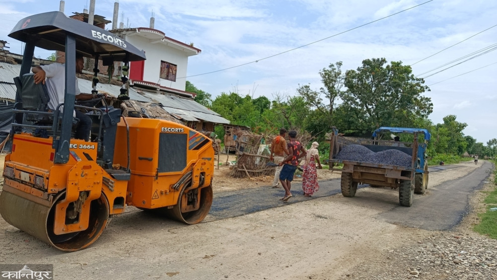 After the rain, the road is being delayed